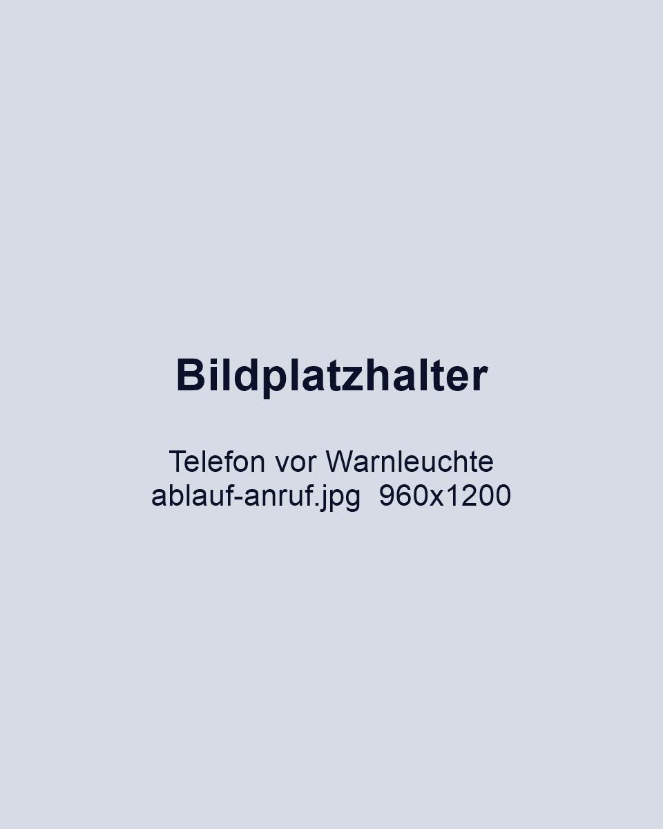 Hand mit Telefon vor einem Armaturenbrett mit Warnleuchte